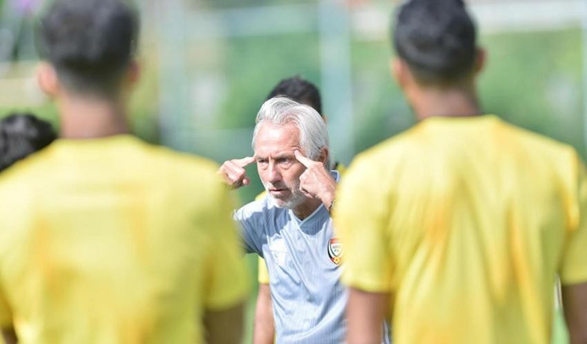 HLV UAE Bert van Marwijk lo học trò không xuống nổi mặt đất trận gặp Việt Nam